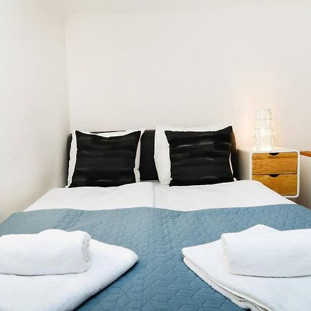 Central & Colorful Studio With Air Conditioning Budapest Luaran gambar