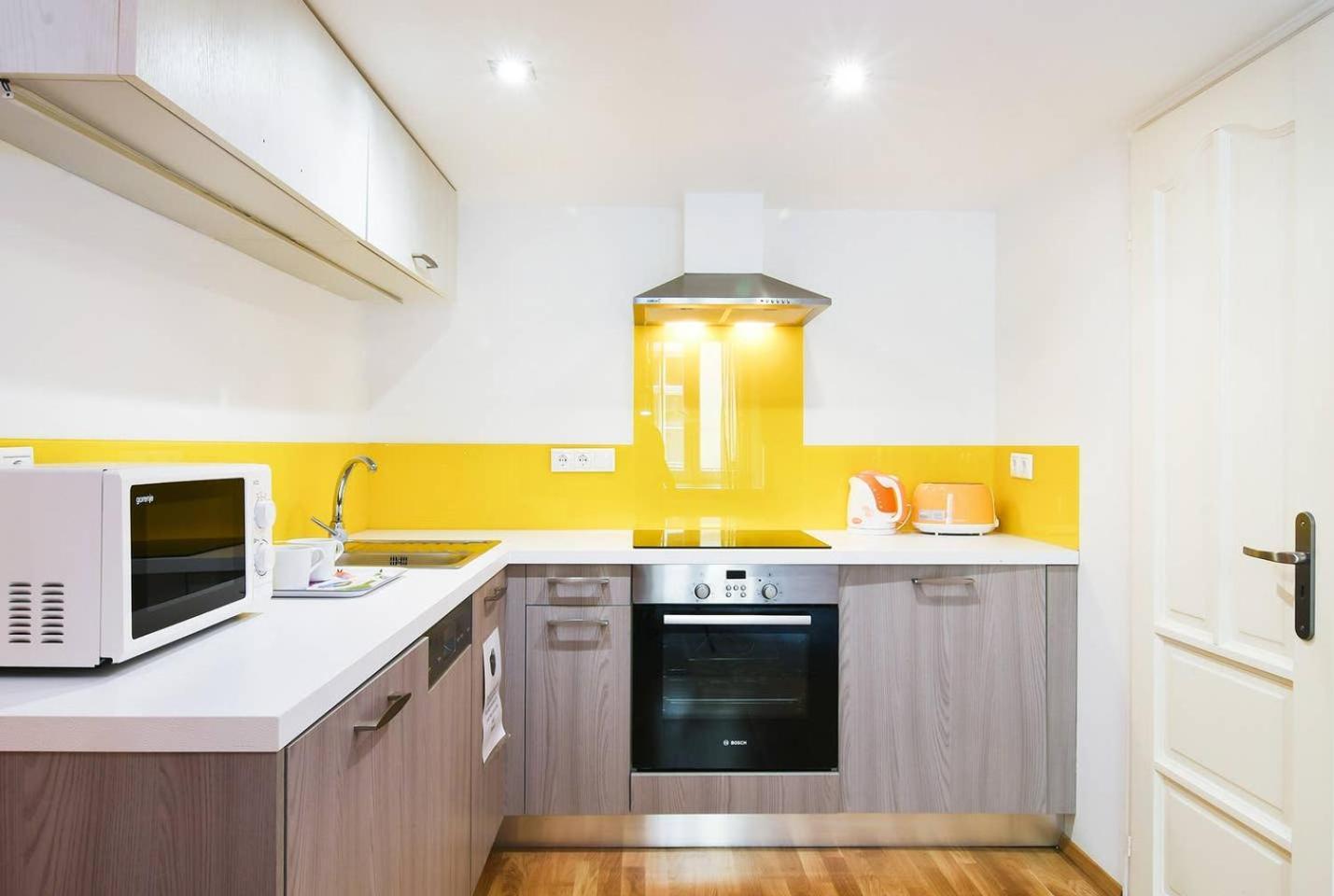 Central & Colorful Studio With Air Conditioning Budapest Luaran gambar