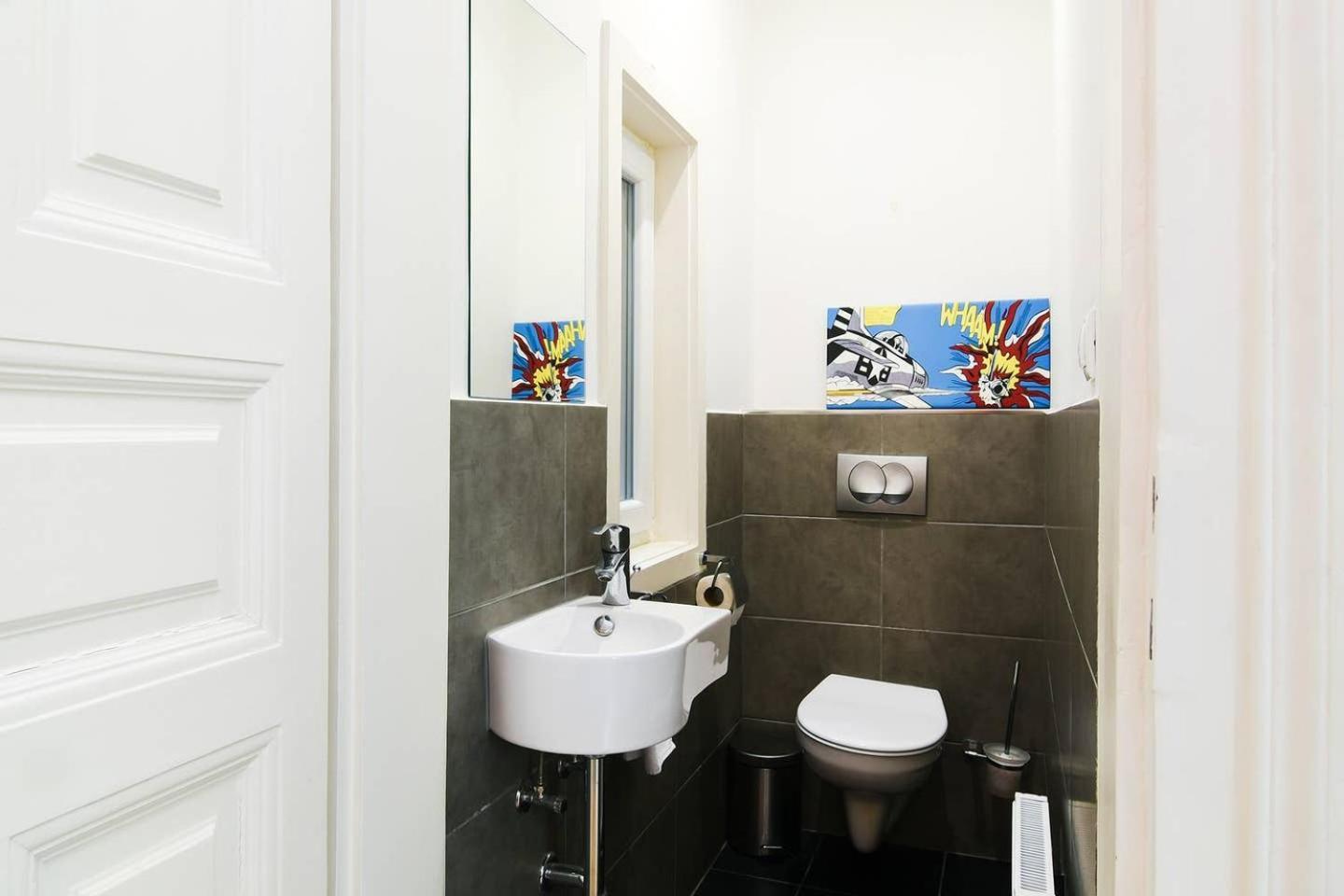 Central & Colorful Studio With Air Conditioning Budapest Luaran gambar