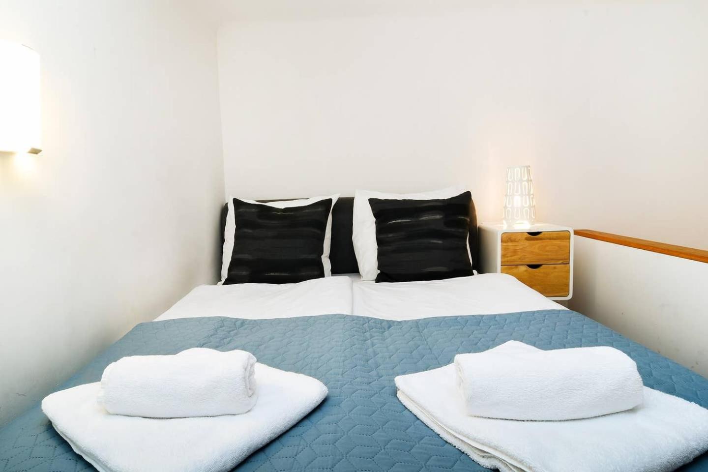 Central & Colorful Studio With Air Conditioning Budapest Luaran gambar