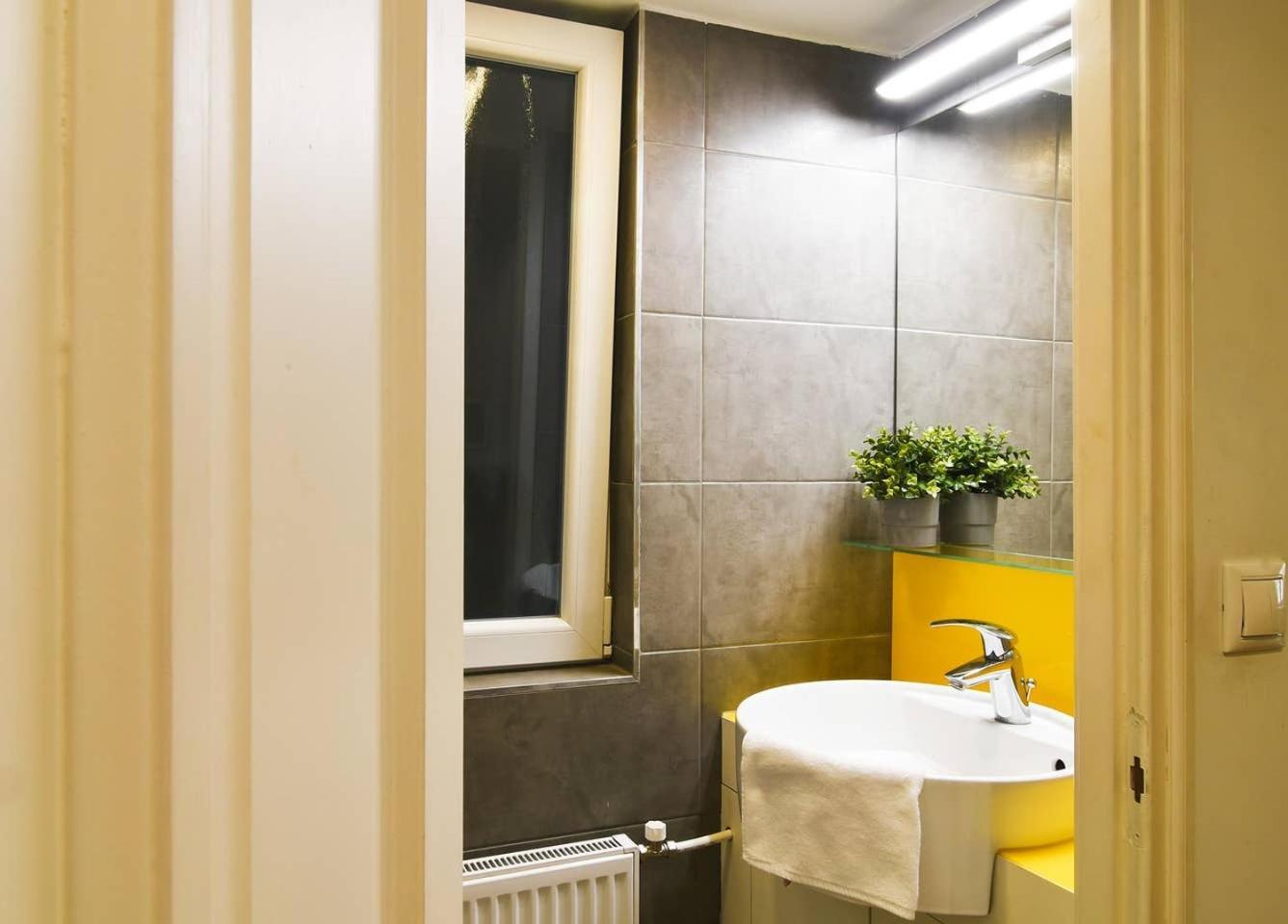 Central & Colorful Studio With Air Conditioning Budapest Luaran gambar