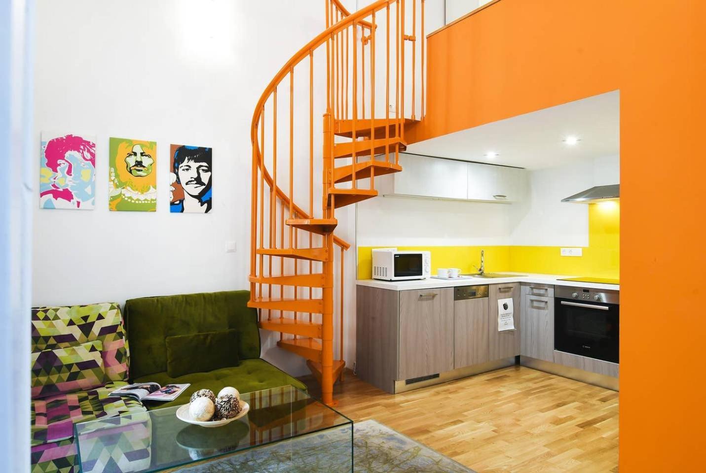 Central & Colorful Studio With Air Conditioning Budapest Luaran gambar