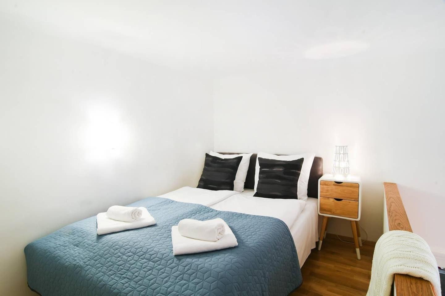 Central & Colorful Studio With Air Conditioning Budapest Luaran gambar