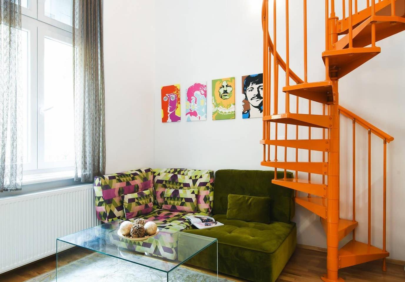 Central & Colorful Studio With Air Conditioning Budapest Luaran gambar