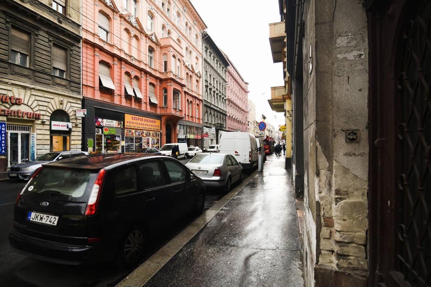 Central & Colorful Studio With Air Conditioning Budapest Luaran gambar