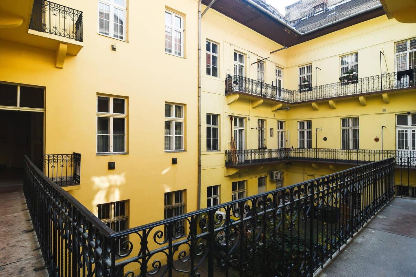 Central & Colorful Studio With Air Conditioning Budapest Luaran gambar