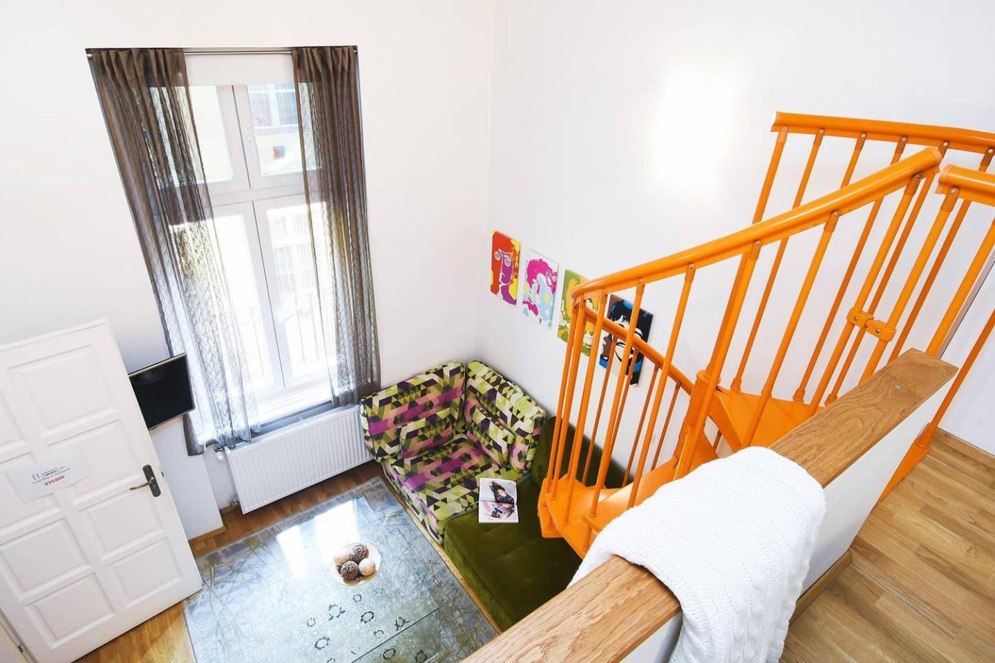 Central & Colorful Studio With Air Conditioning Budapest Luaran gambar
